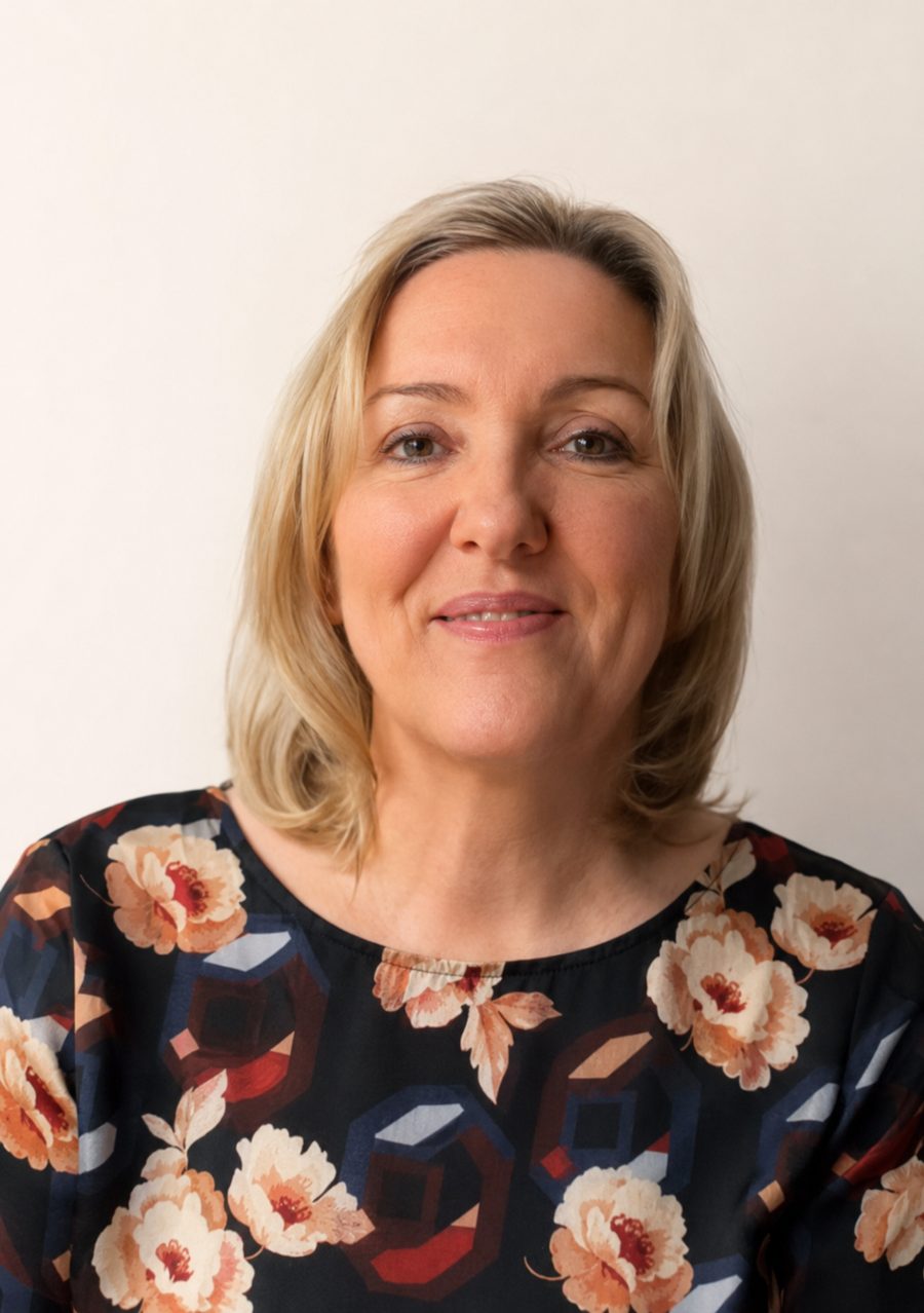 Rosalinde Rech im Porträt, freundlich lächelnd